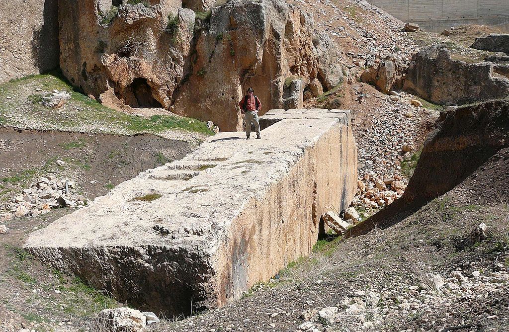 1024px Baalbek largest stone