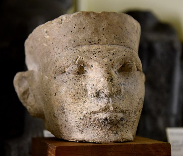 1024px Limestone head of a king. Thought by Petrie to be Narmer. Bought by Petrie in Cairo Egypt. 1st Dynasty. The Petrie Museum of Egyptian Archaeology London