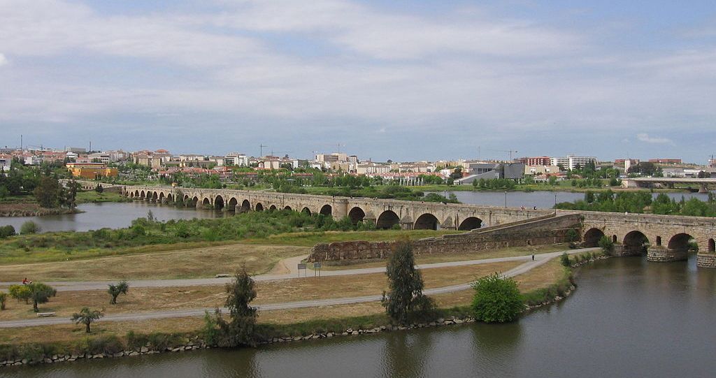 1024px Puente romano mérida