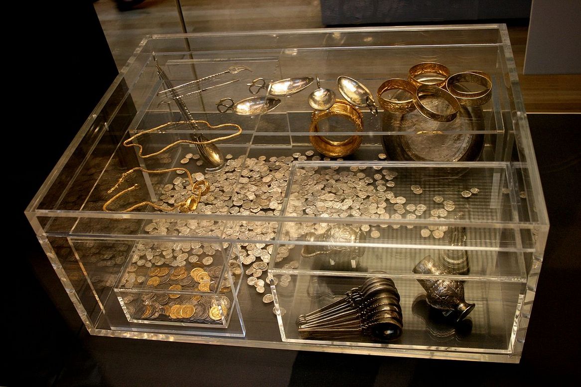 1280px Hoxne Hoard 1