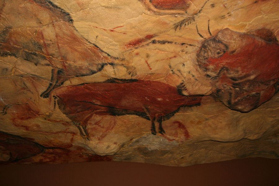 1280px Reproduction cave of Altamira 01