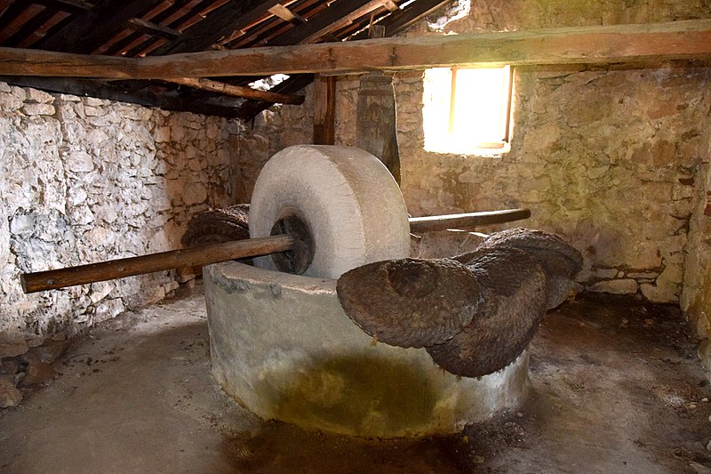 800px Ancient oil press in olive oil production workshop in Trsteno 04