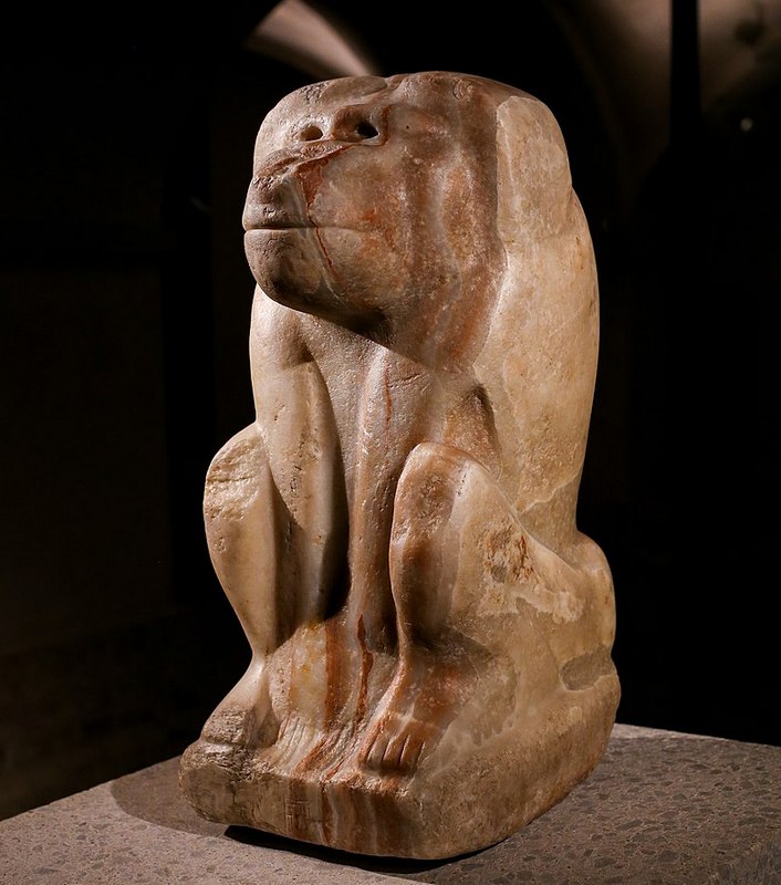 800px Early dynastic statue of a squatting baboon 02