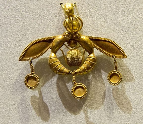 Bee pendant gold ornament Chrysolakos necropolis near Malia 1800 1700 BC AMH 144879