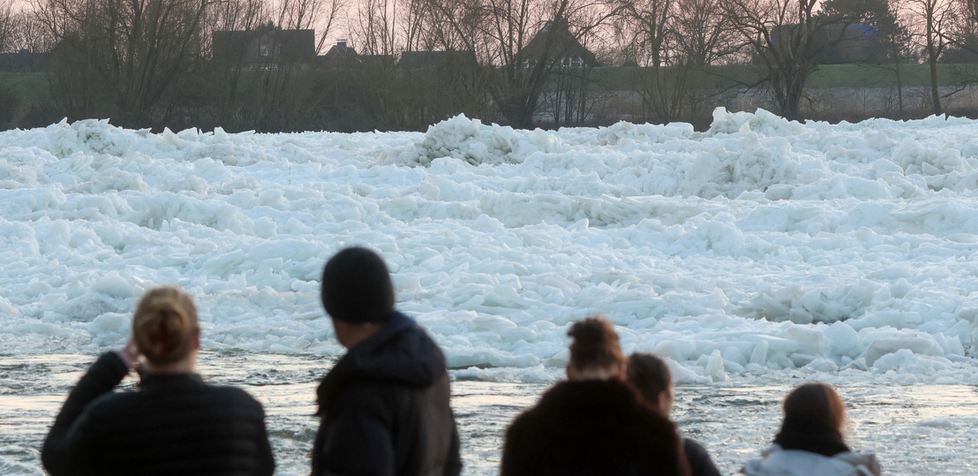 Jégtáblák úsznak az Elba folyón Geesthacht közelében 2026