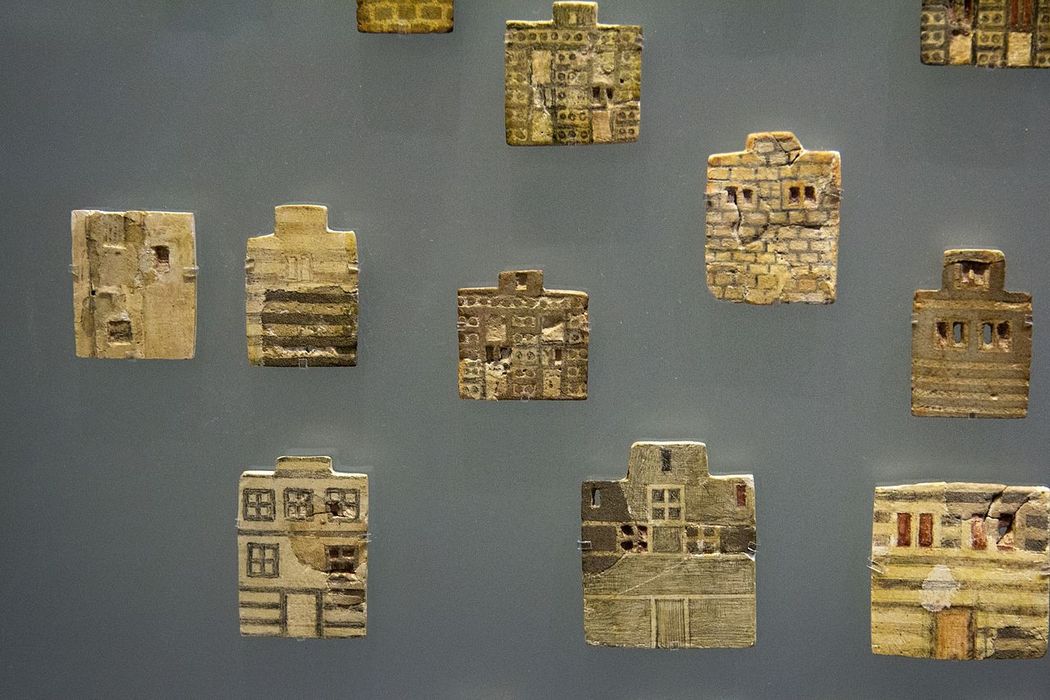 Korabeli házakat ábrázoló fajansz lapocskák 1700 1600 BC AMH 145016
