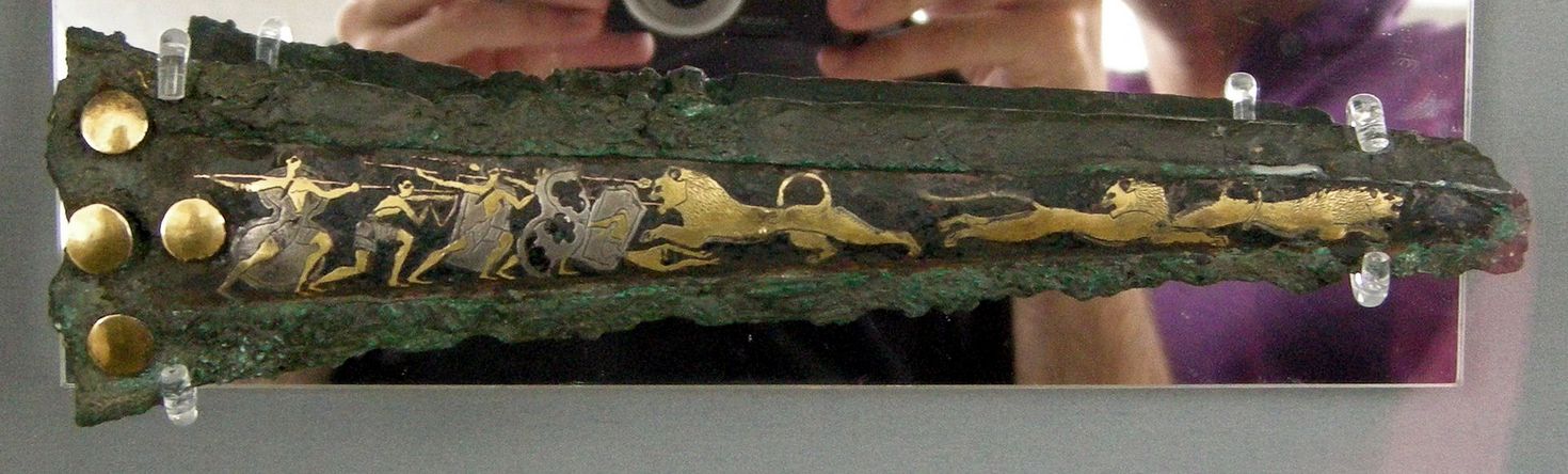 Oreficeria funebre micenea XVI sec. ac. fodero di pugnale con decorazioni in oro 02