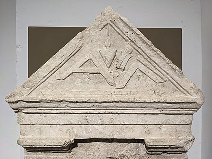 Stele funeraria dei liberti Aebutii con strumenti di misurazione CIL VI 10588 dettaglio