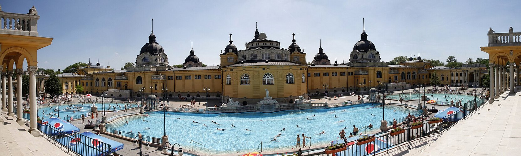 Széchenyi Gyógyfürdő kűlső medencék. Panorámafelvétel1