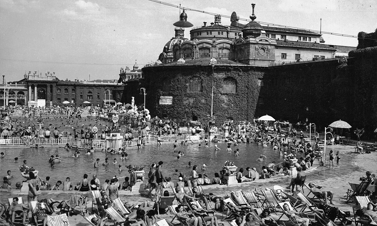 Széchenyi fürdő 1943 Fortepan 105680