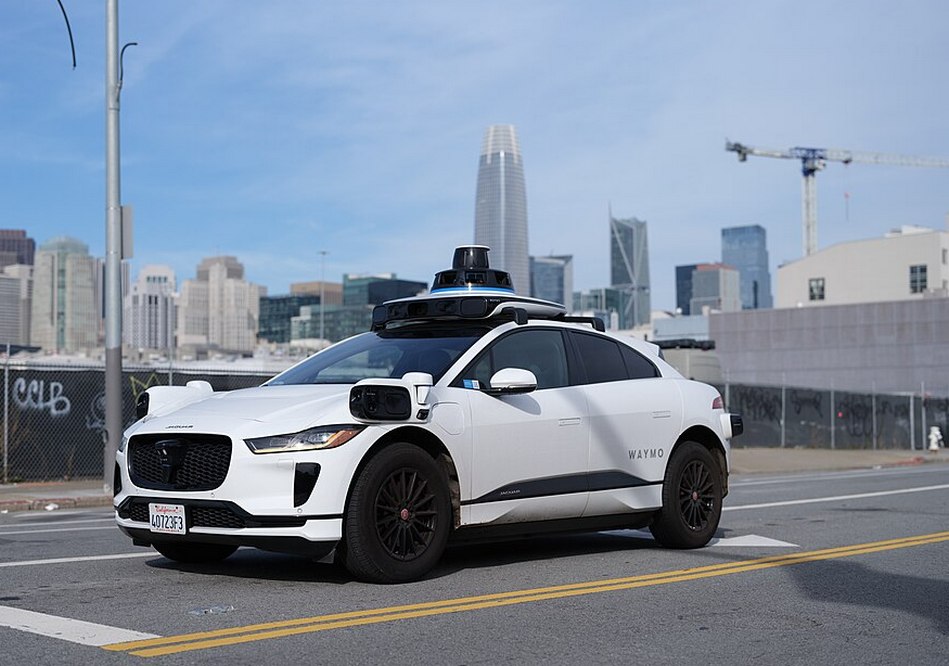 Waymo Jaguar I Pace in San Francisco 2023 dllu