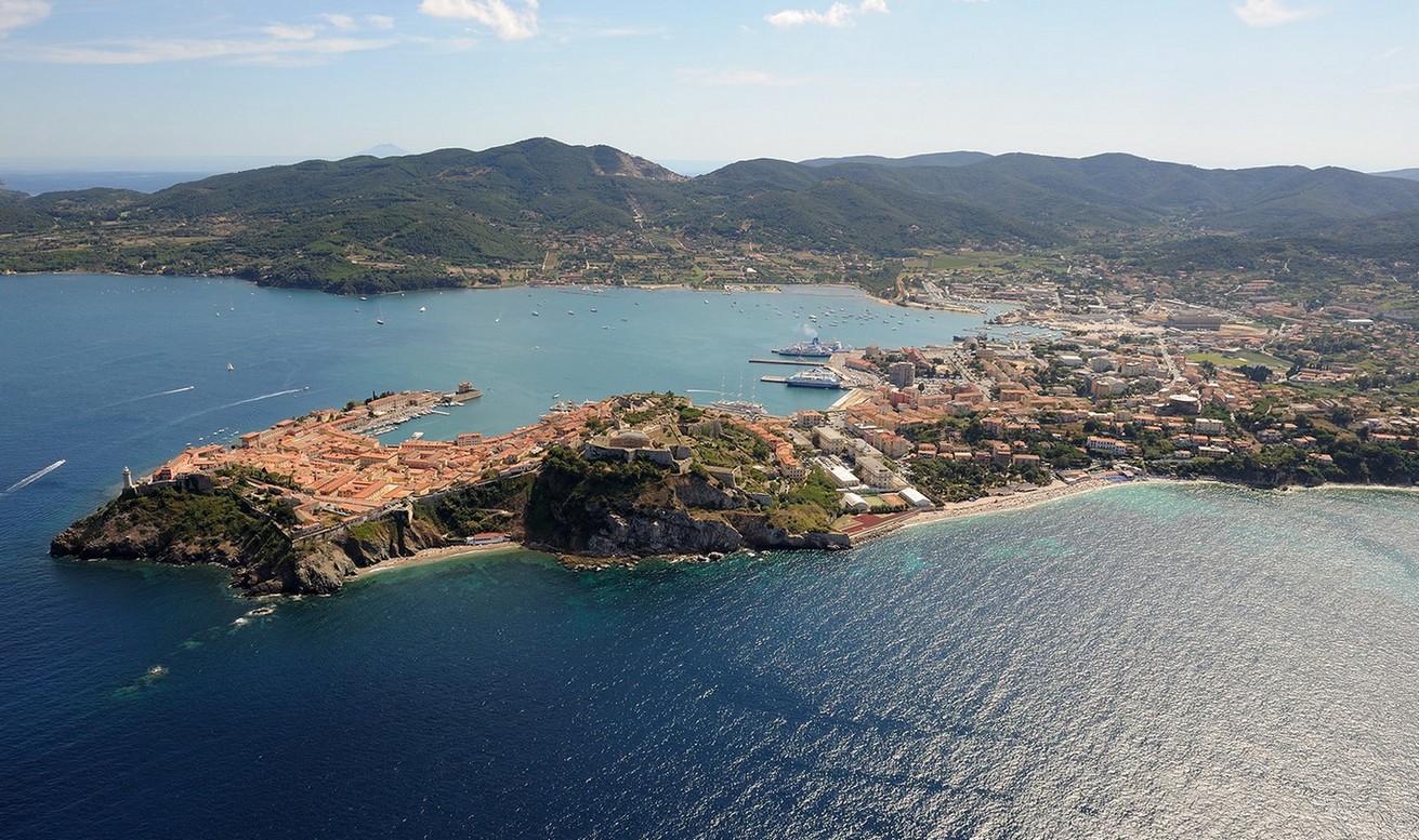 jó view of Portoferraio harbour in Elba island